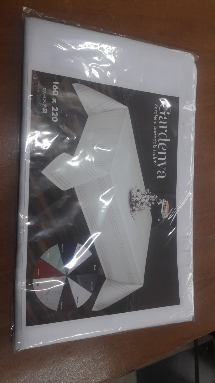 Dertsiz Masa Örtüsü