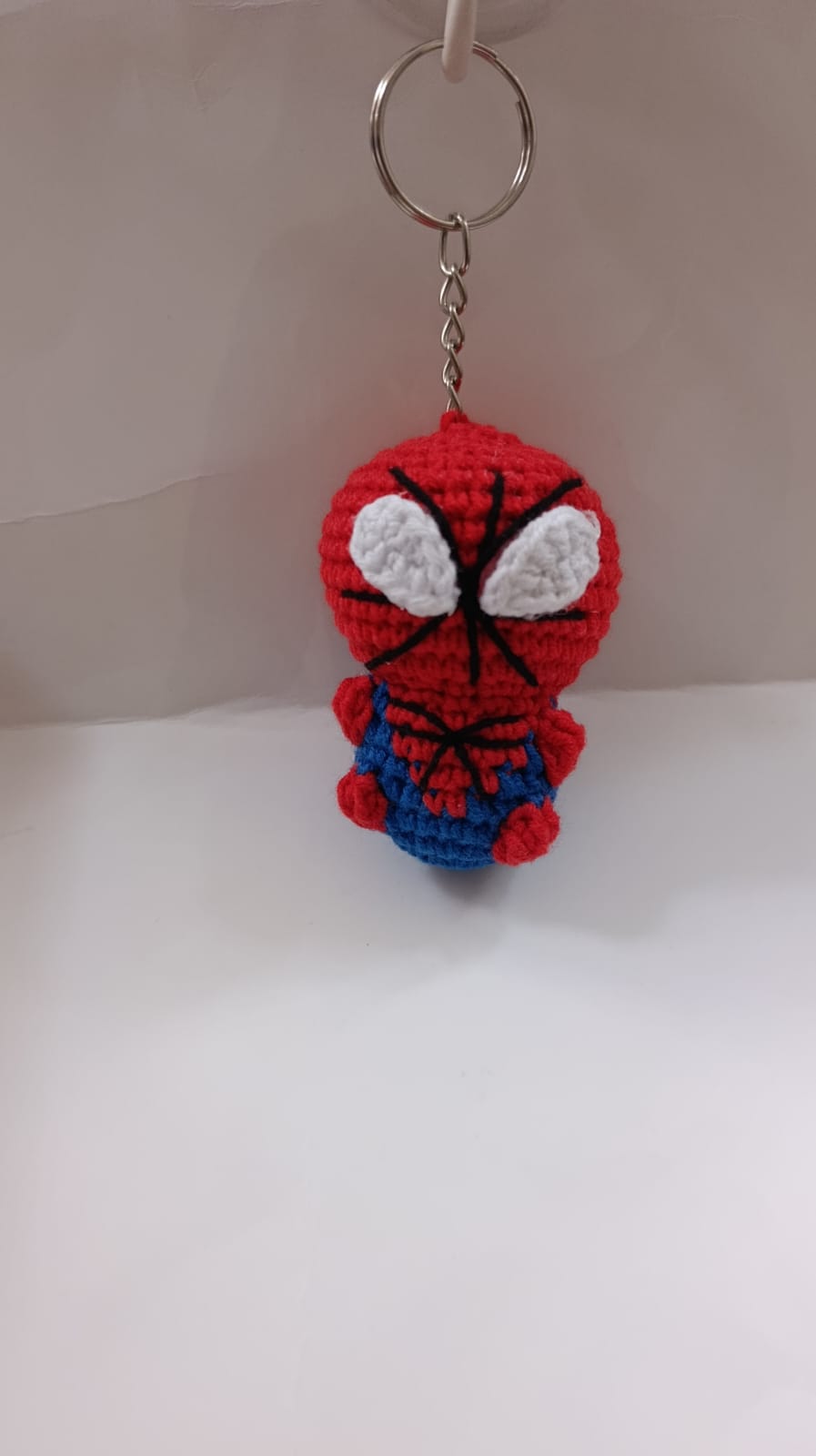 El Örgüsü Amigurumi Örümcek Adam Anahtarlık